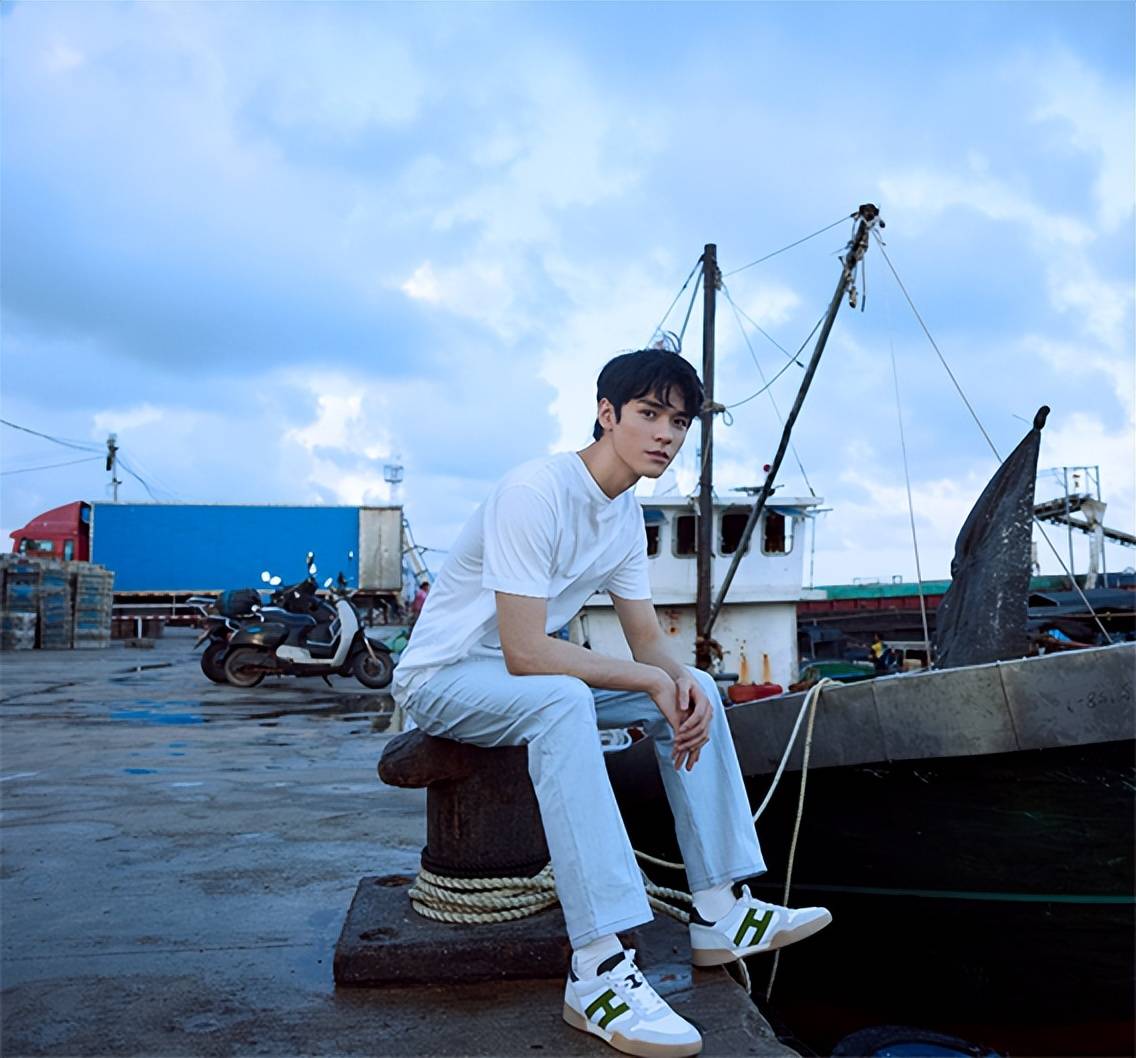 原创龚俊海边白背心大片干净清爽肌肉线条绝美