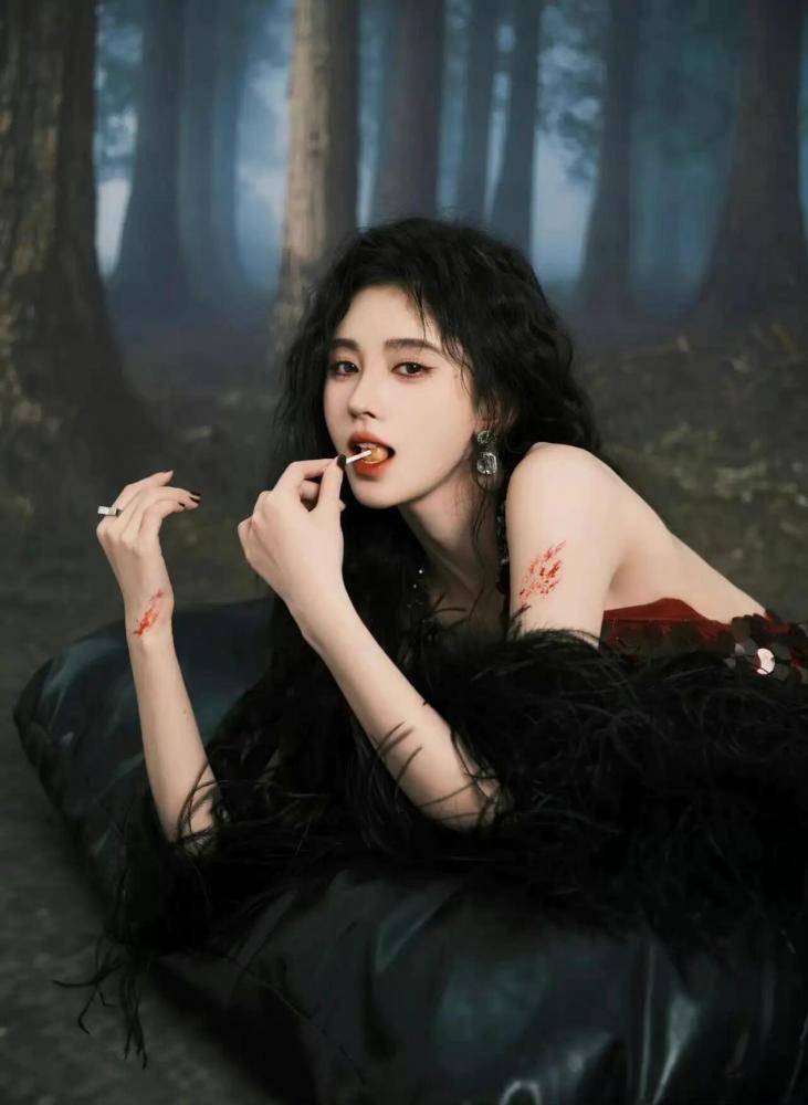 原创鞠婧祎又美出圈吸血鬼造型气场炸裂第一眼惊艳第二眼沉沦