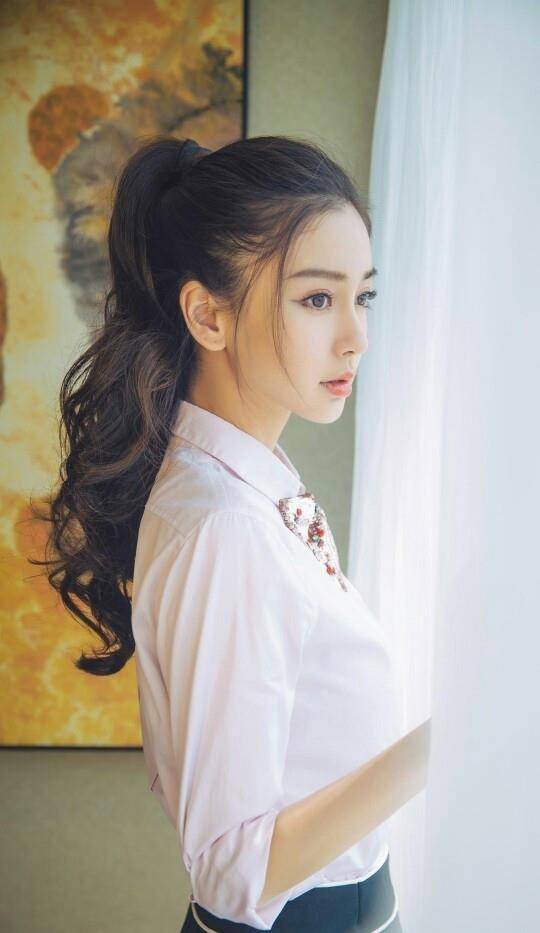 当年的angelababy还较为青涩,穿上警服后很是英气,有着一股无惧风雨的