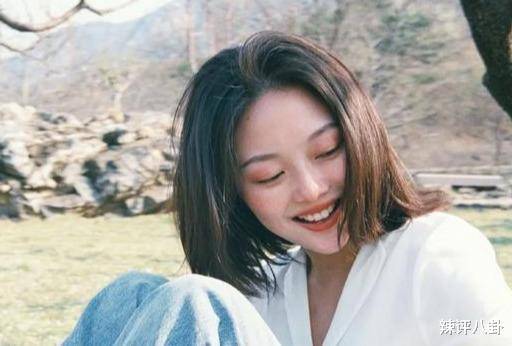 艺术家。没错，她就是我们的晚晚，一个从未在合影中输给别人的奇女子。