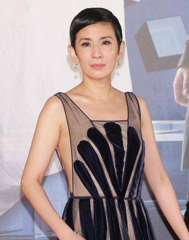 原创吴君如原来也奔放长裙时尚到胯骨薄得让人遐想连篇