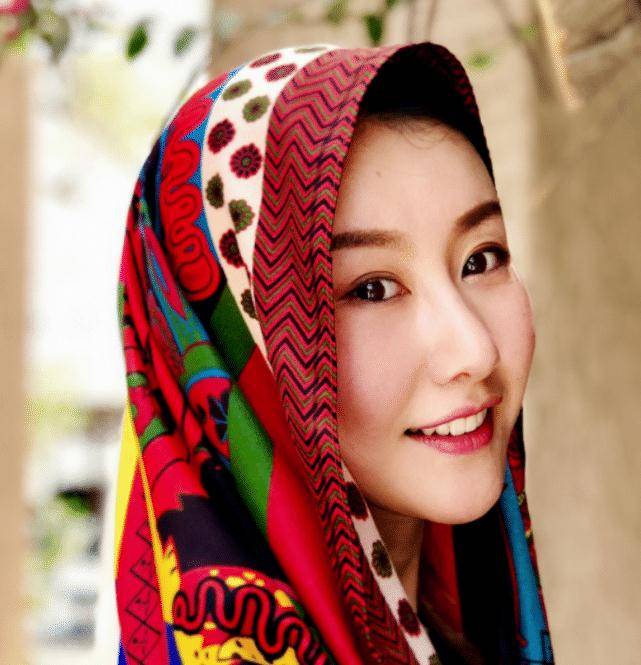 对于参加过世界小姐选美比赛的冯清来说她也是极度会打扮的人.