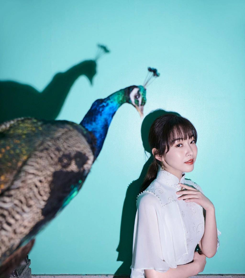 原创宣璐真是古典美人素色旗袍拼接轻纱飘袖这仙女模样谁能不爱