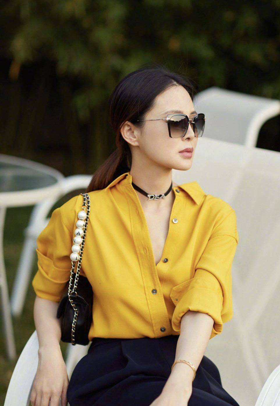 关悦携女逛街,12岁佟含月身材高挑,长腿实力抢镜,与妈妈同高_佟大为