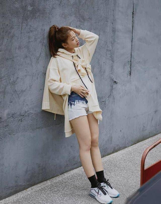 原创吴映洁穿搭让人招架不住穿着白色婚纱裙浪漫又唯美公主范十足