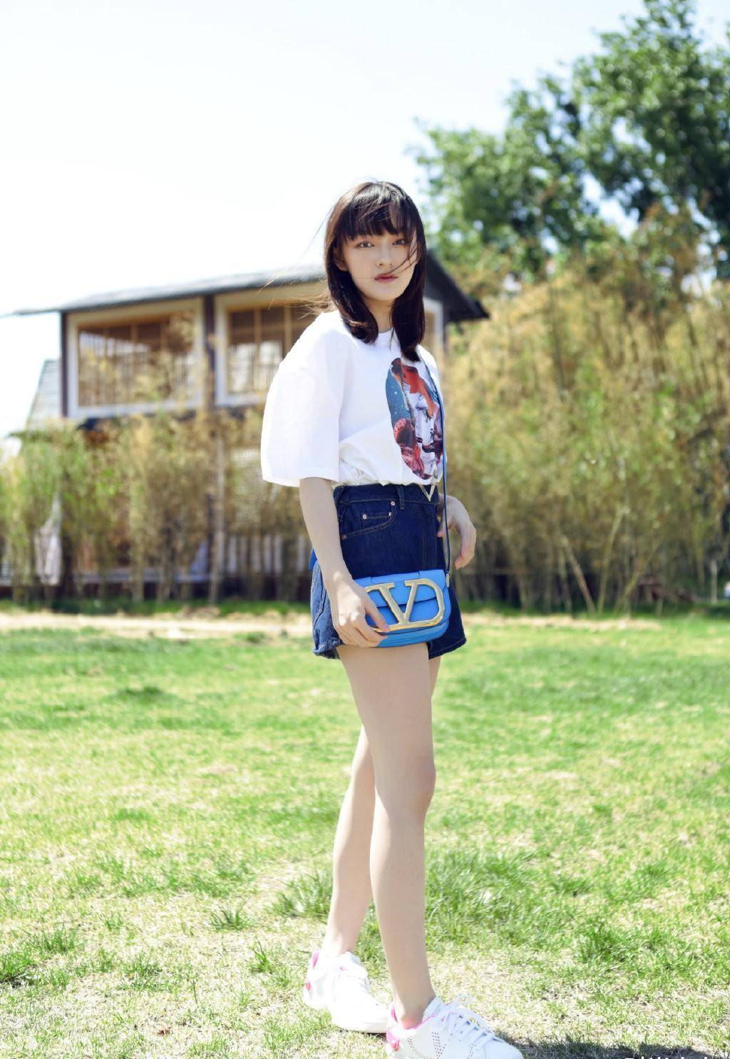 原创文淇这才是17岁少女的模样穿t恤短裤配碎骨发青春甜美