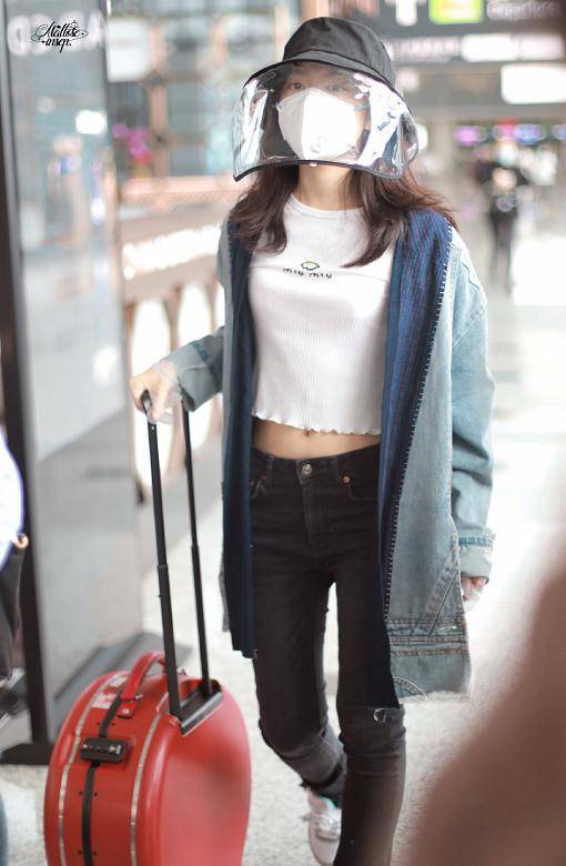 黑色的牛仔紧身裤,穿搭风格跟以往大有不同,网友们都表示18岁的赵今麦