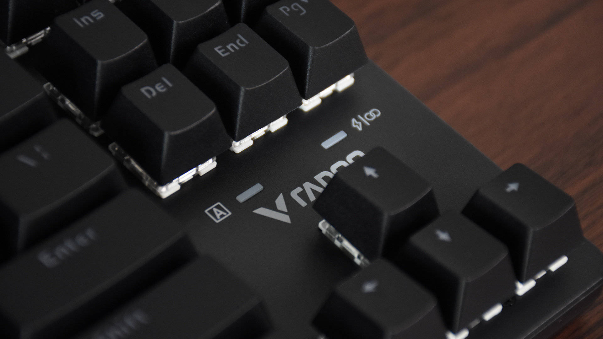 雷柏v500pro87键自研轴体加持绚丽灯效点缀