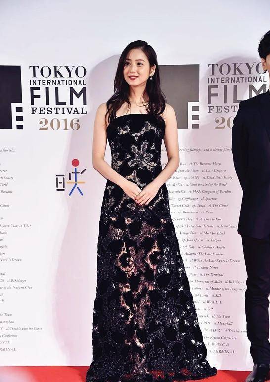 国外美少女佐佐木希亮相 穿"鸵鸟"装好可爱 曾是"时尚之王"_风格_身材