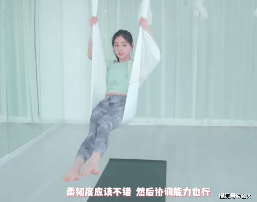 原创祝绪丹练空中瑜伽好危险头部朝下满脸涨红因动作太难狂喊救命