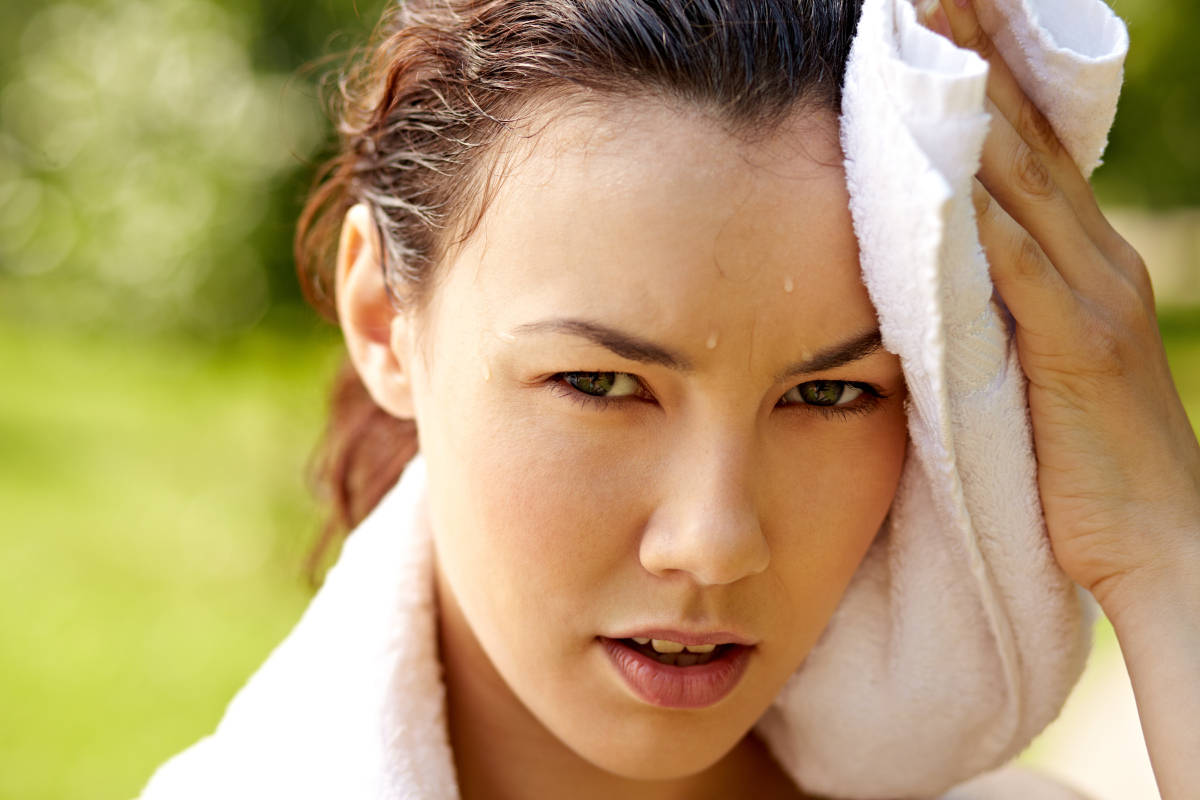 夏天流汗后肌肤刺刺的怎么办汗水需要及时擦掉吗