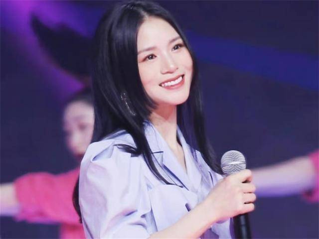 33岁黄英晒落日美照,与老公甜蜜互动,两个孩子的妈依然年轻美丽_曹帅