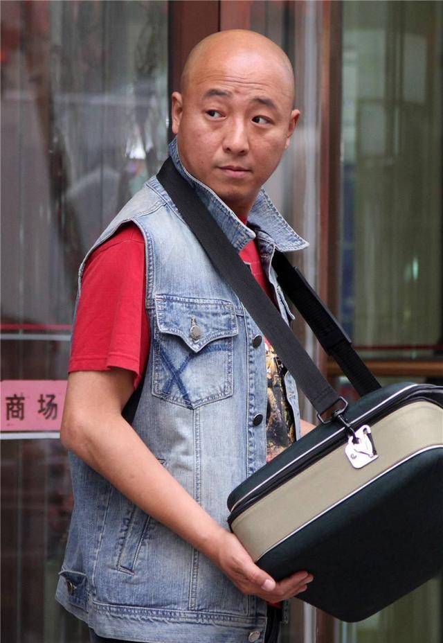 《龙岭迷窟》中与潘粤明斗智斗勇,歌手出身的他是"