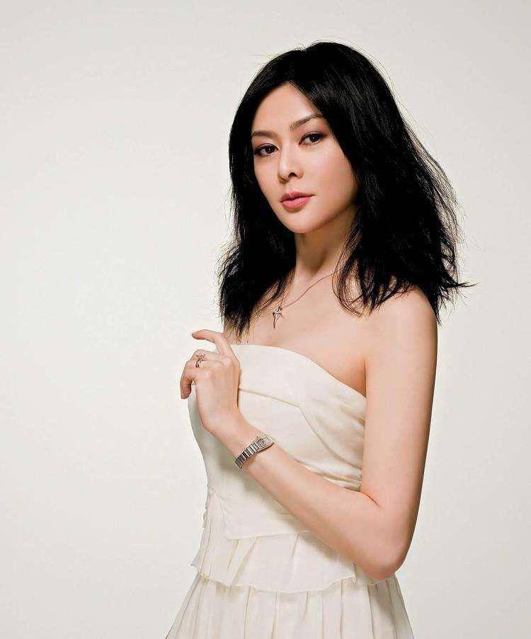 她曾是当红明星因婚姻退出娱乐圈如今依旧单身一人