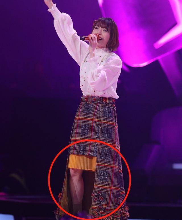 花泽香菜听腾格尔学唱《恋爱循环》,笑得花枝乱颤停不下来_歌声_声优