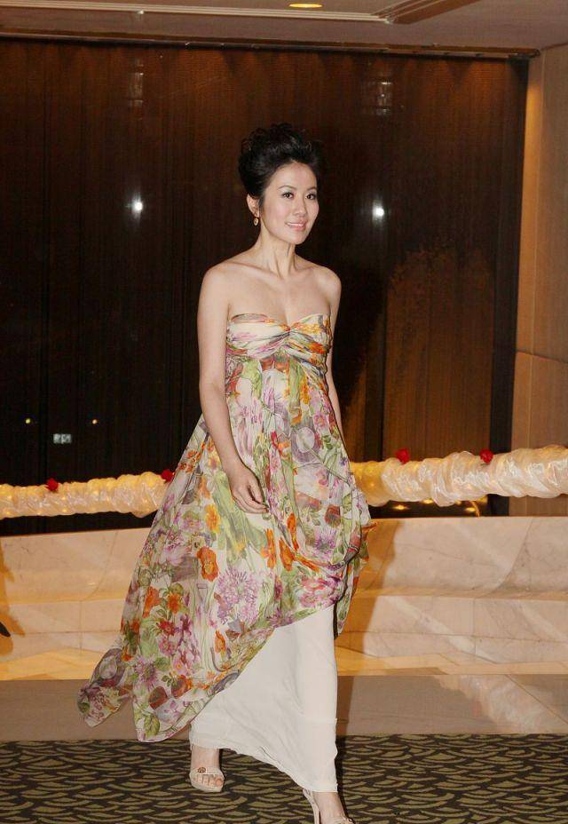 原创叶璇也爱甜美风穿印花风抹身材裙很减龄骨感身材更撩人