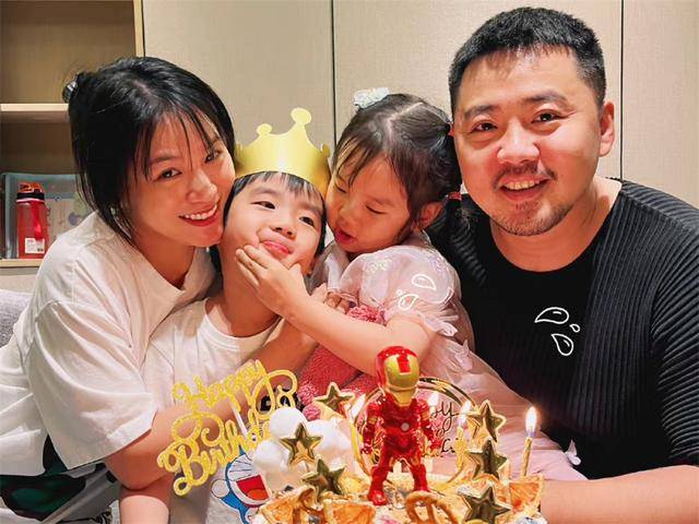 33岁黄英晒落日美照与老公甜蜜互动两个孩子的妈依然年轻美丽