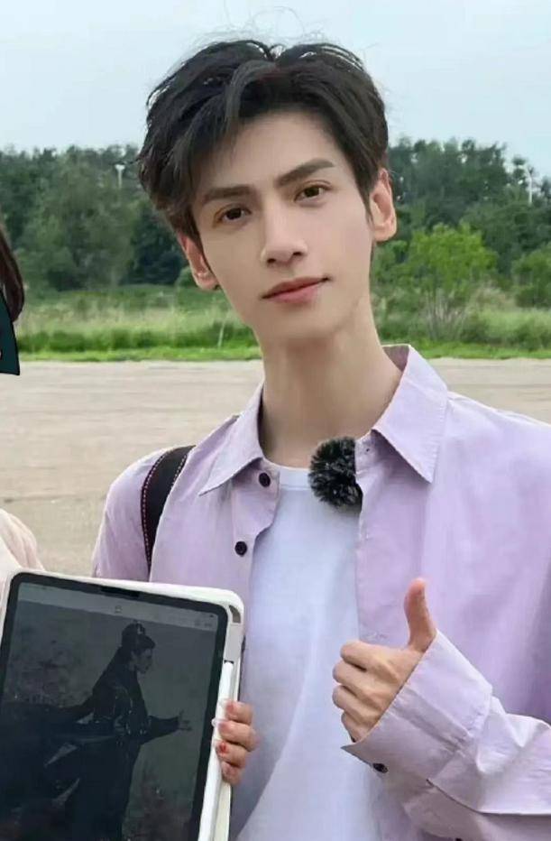 原创罗云熙近照曝光成纸片人脸颊凹陷瘦脱相网友直呼太吓人