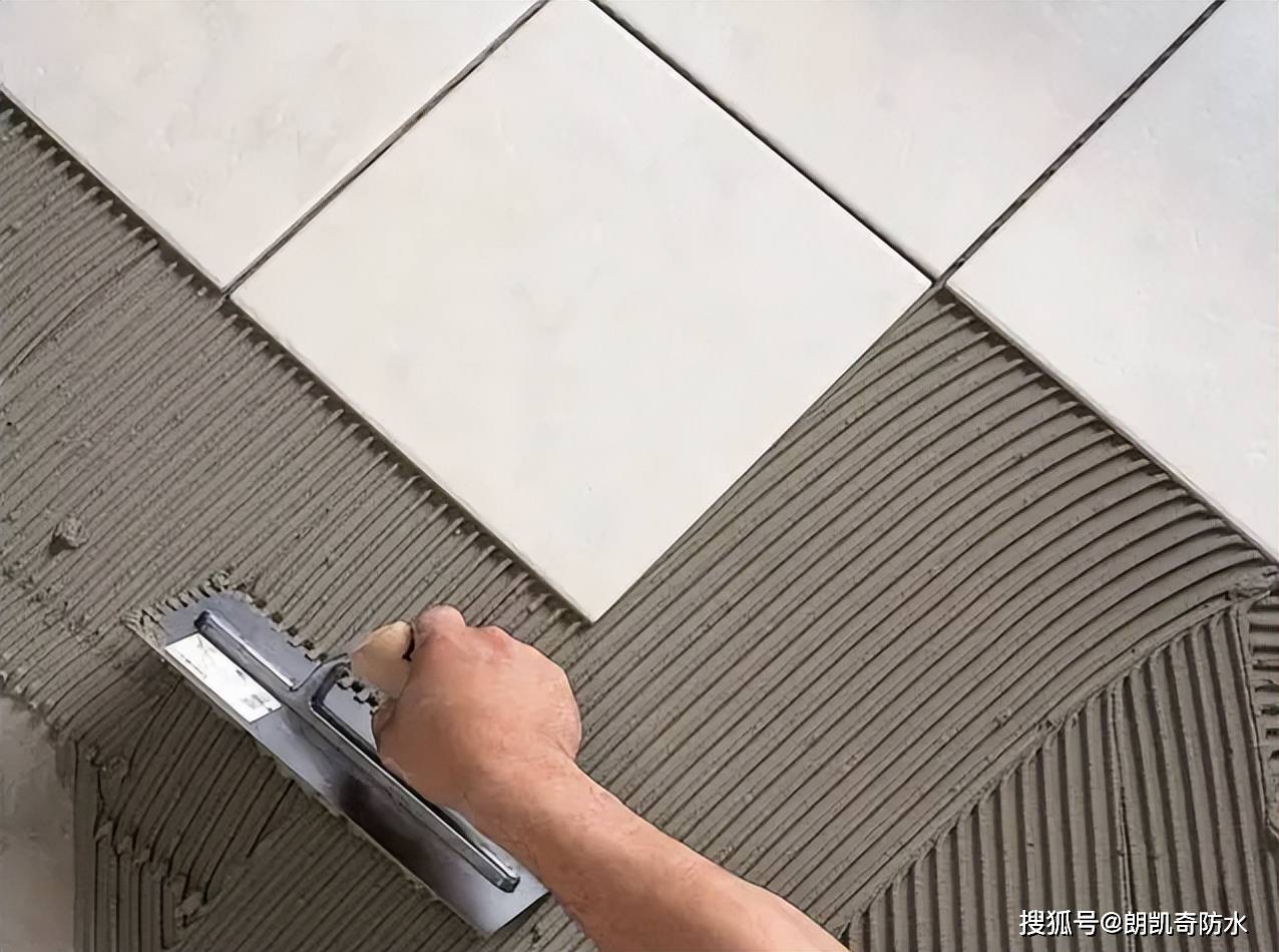 专业的老师傅们都知道瓷砖贴上后,需要通过揉压瓷砖提高满浆率.