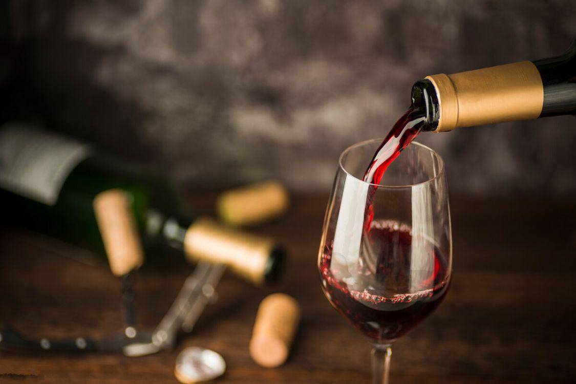 原创给别人倒酒时很忌讳做一个动作酒桌上有规矩建议了解