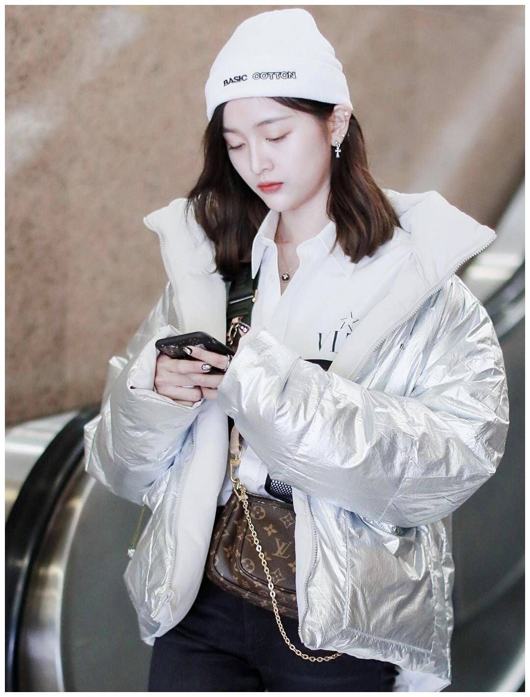 吴宣仪可甜可盐身穿白色羽绒服配牛仔裤减龄大气小蛮腰真吸睛