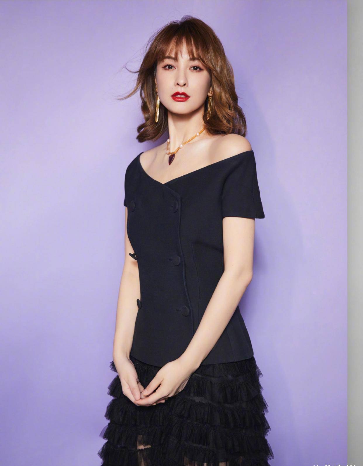 原创吴昕变美后穿衣依然低调黑色短袖搭配外套舒适随性简单利落