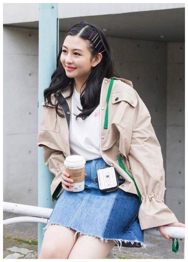 邱淑贞女儿晒近照蜈蚣头让人无法忽视却很有妈妈的韵味