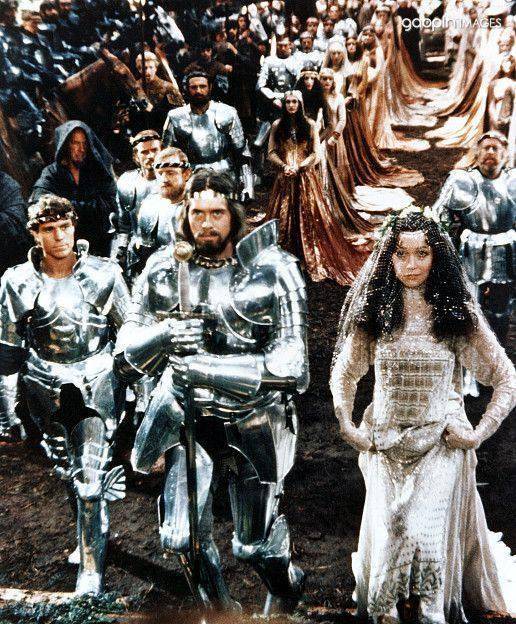 电影《蒙迪佩登与圣杯》,讲述了亚瑟王和手下的圆桌武士们在寻找圣杯