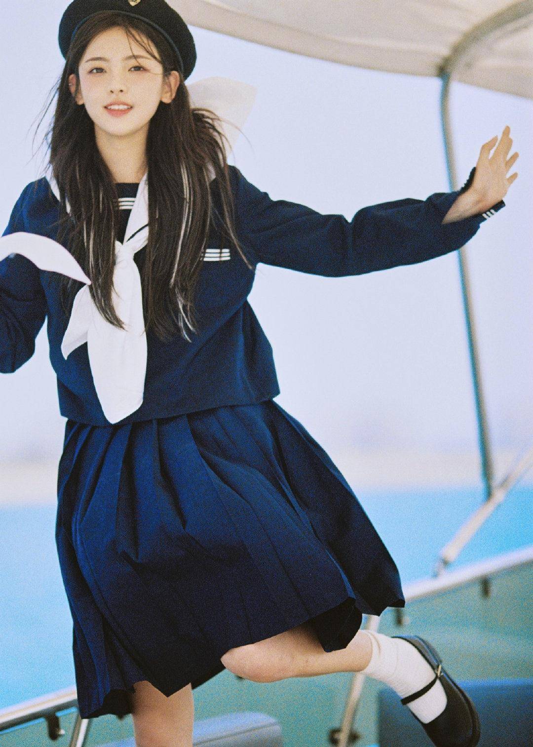 杨超越晒夏日海边写真,穿水手服俏皮可爱,实力演绎美少女_女生_造型