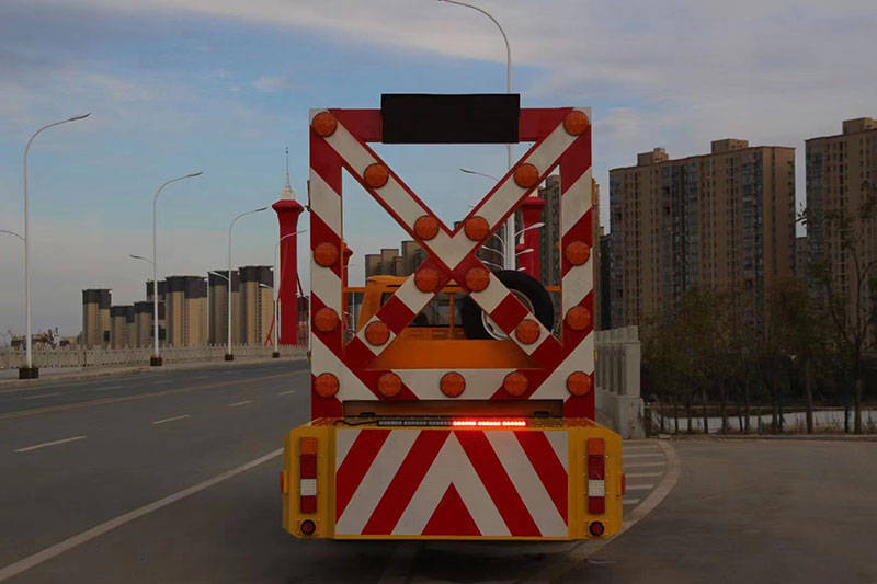 车身由底盘,车厢,预警安全引导装置,翻转连接机构和防撞缓冲垫组成