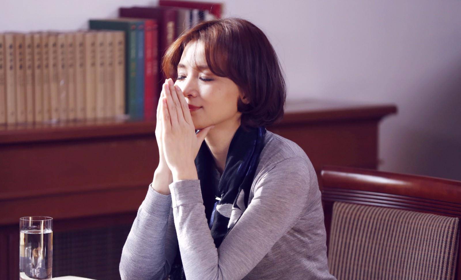 46岁董卿入选"亚太最美面孔",网友:她才是东方气质美的代表_礼服