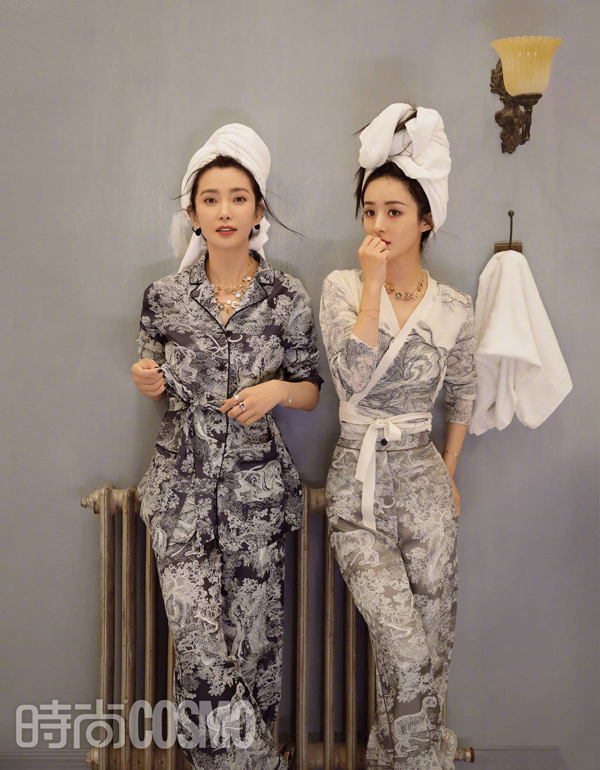 赵丽颖与李冰冰同框穿“水墨”睡衣像是两姐妹看不出相差15岁bsport体育(图1)