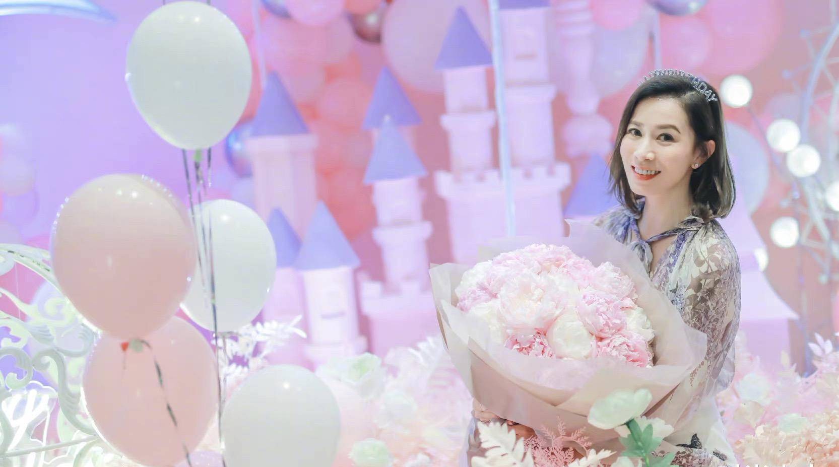 原创佘诗曼生日会美照雪纺印花上衣配短裙头顶皇冠这次是仙女娘娘