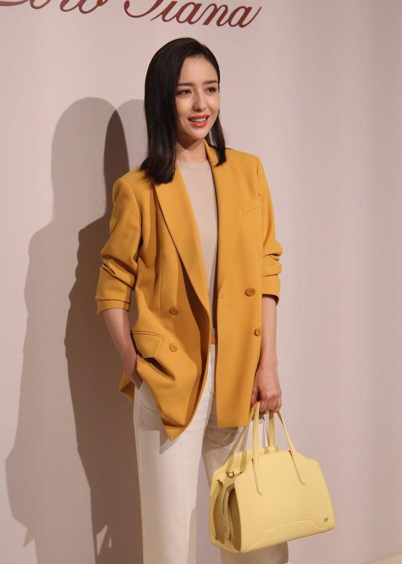 佟丽娅美丽的一般,穿彩色西装都没有少女感,女人奔四果然老的快