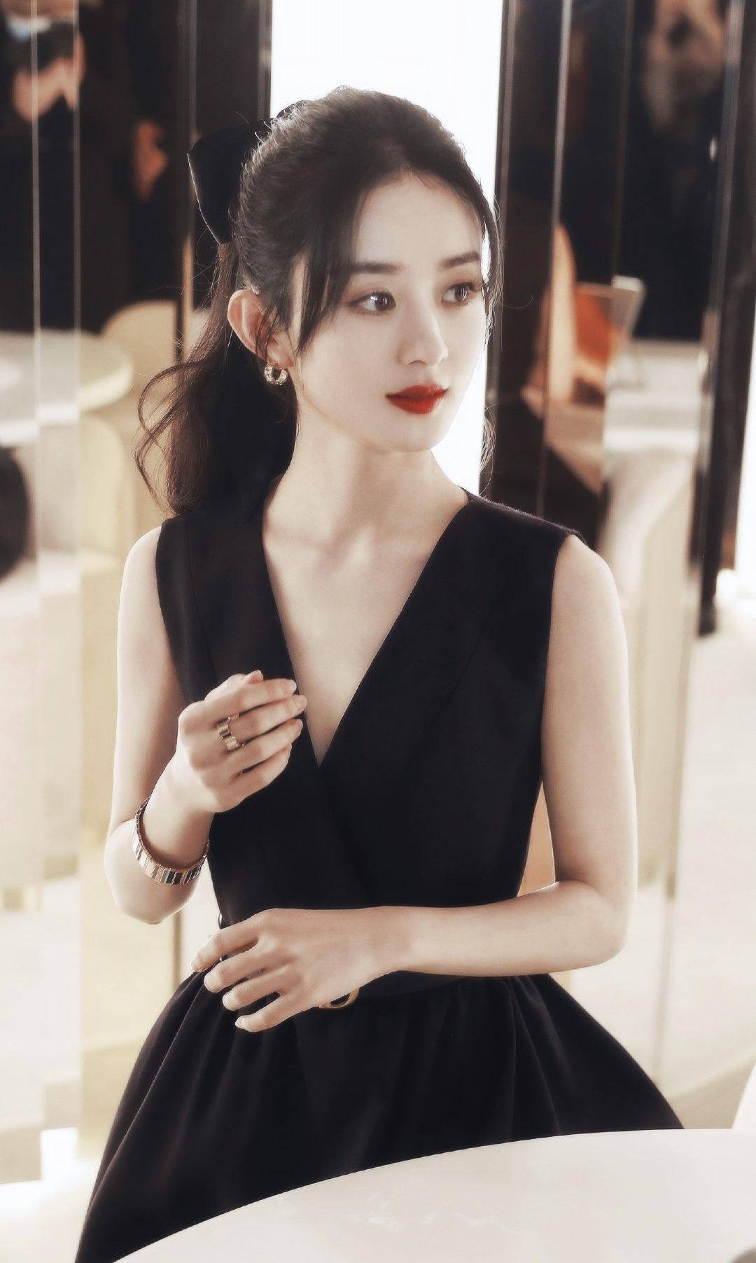 原创赵丽颖恢复单身后气质绝了穿白色一字肩短裙甜美娇俏温柔优雅