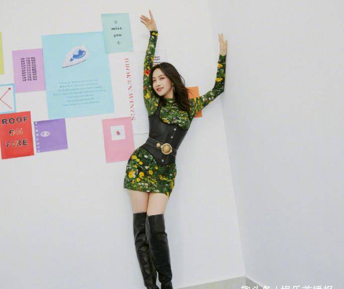 原创宋茜创造营2022新造型曝光绿色连衣短裙配长靴s曲线明显