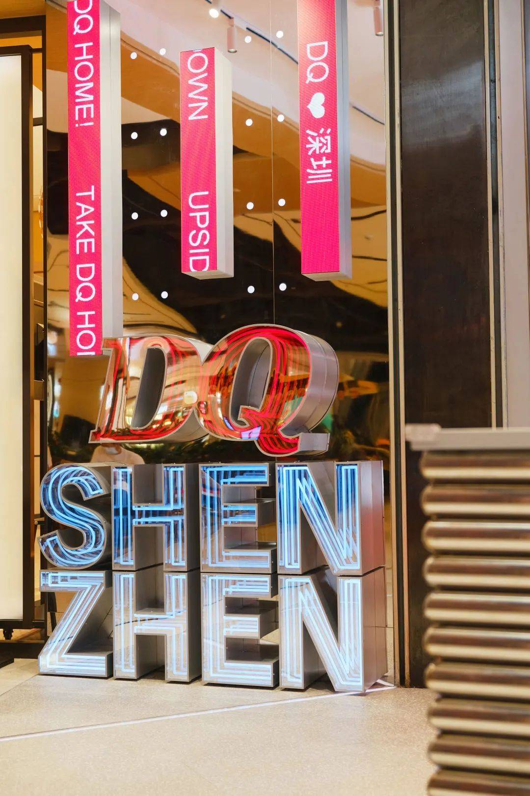 令空间灵动十足,视觉更开阔大面积的灯箱及镜面材质活力感洋溢而出,极