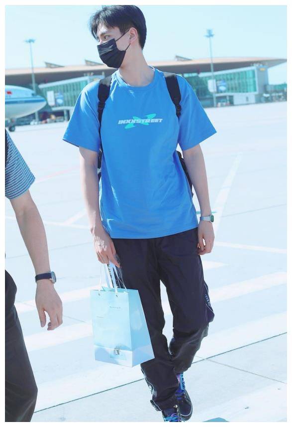 胡一天鞋子"有心机",鞋带每一处颜色都不一样,回头率百分百!