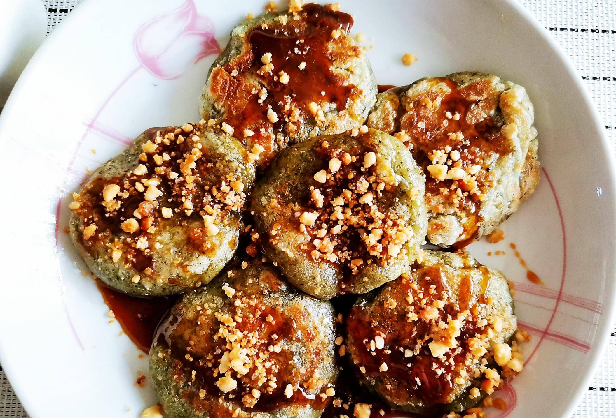 原创清明艾草香煎艾糍粑浇上红糖浆撒上花生酥软糯香甜好吃