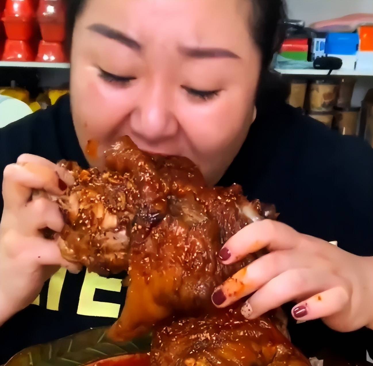 据了解"北京胖姐"这位网红,做美食主播已经了6年了,所吃的食物都是有