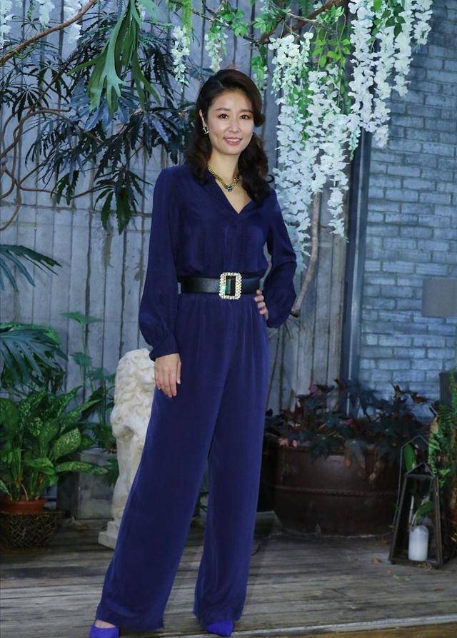 原创小林青霞最新大片美到爆穿连体裤秀凹凸身材骑行裤下大长腿抢镜