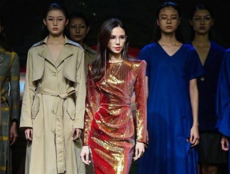 原创54岁李若彤凭身材上热搜看清她的身材自律的人生真的太棒了