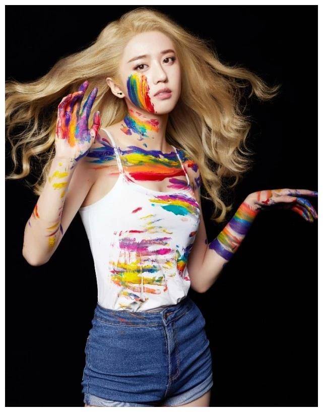 原创少年苏语凝有多大胆才20岁就敢在身上做彩绘这身材服了