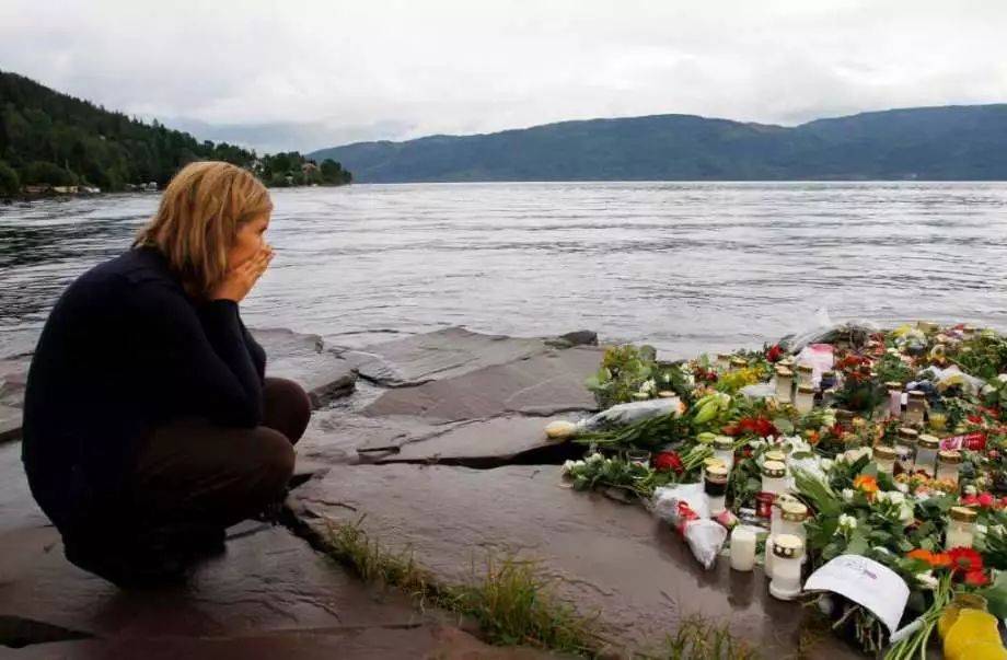 布雷维克_挪威_枪击