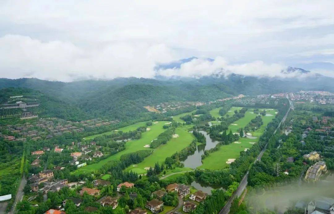 四川青城山高尔夫俱乐部座落于举世闻名的都江堰畔,在秀丽怡人的青城
