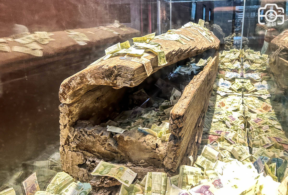 白帝城的三峡悬棺，如何放上悬崖成千古之谜，游客为何纷纷扔钱？