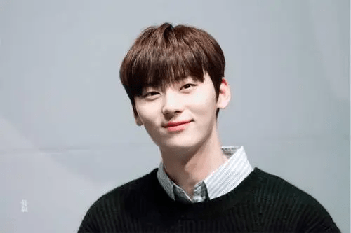 他叫黄旼炫,曾是限定团wanna one成员,后来靠《生