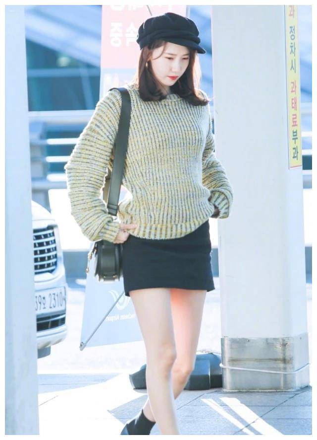 原创林允儿机场街拍忘记p图凉鞋搭长袜不算啥这腿型才叫真实