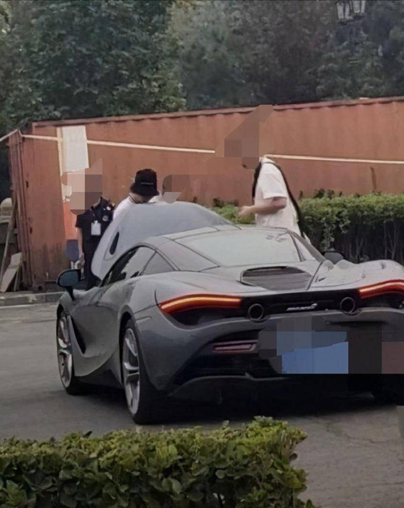 郭麒麟不再低调,23岁开400万跑车,8年相声生涯身价多少?