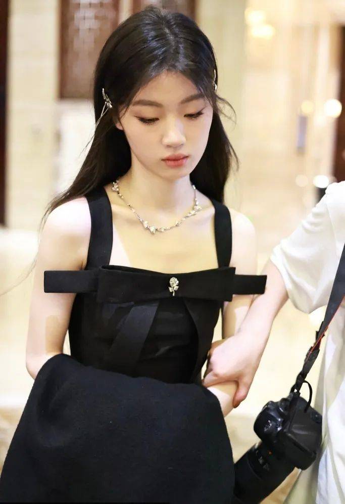 原创单依纯身穿露肩黑裙大秀香肩雪肤白嫩太冷艳迷人